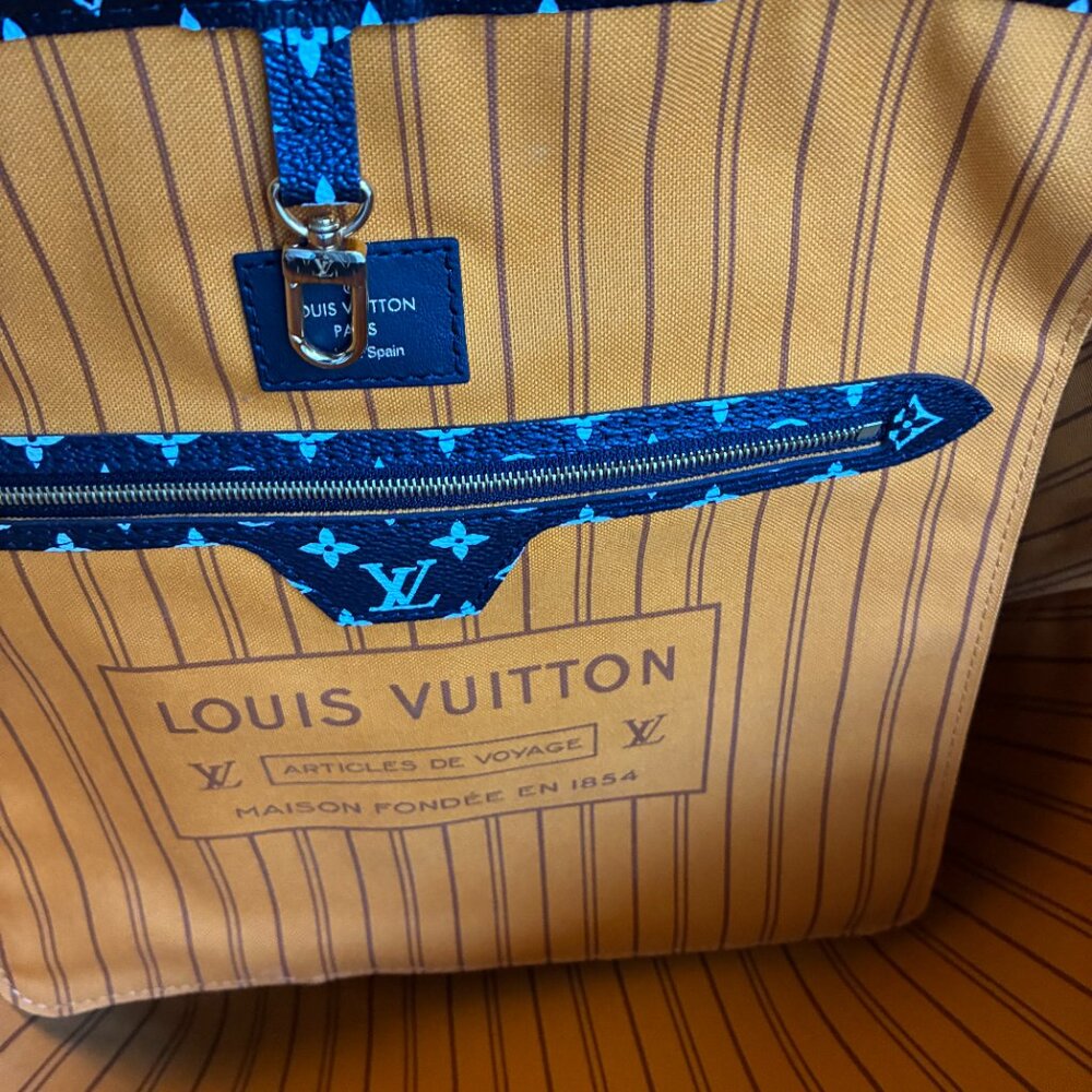 Louis Vuitton Neverfull MM Tote in Jungle Print - Picture 10 of 16